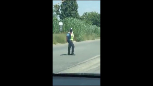 #EsViral El baile de una policía de tránsito que revolucionó las redes sociales