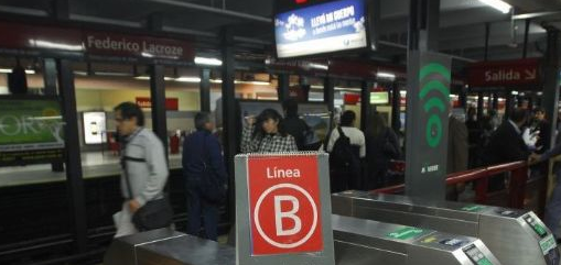 Protesta en la línea B de subte: dejaban pasar gratis a los usuarios y amenazan con parar