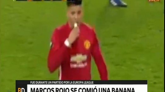 Marcos Rojo comió una banana durante un partido