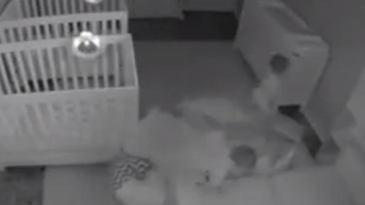 Una cámara oculta captó las travesuras de gemelos en medio de la noche