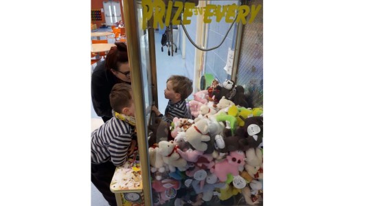 Video: nene se metió en la máquina para sacar un peluche y quedó atrapado