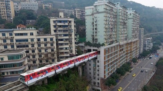 La increíble solución de una ciudad para que un tren atraviese una zona de edificios