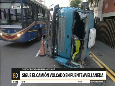 Sigue el camión volcado en Puente Avellaneda