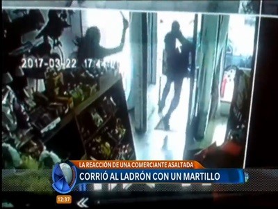 Corrió al ladrón con el martillo