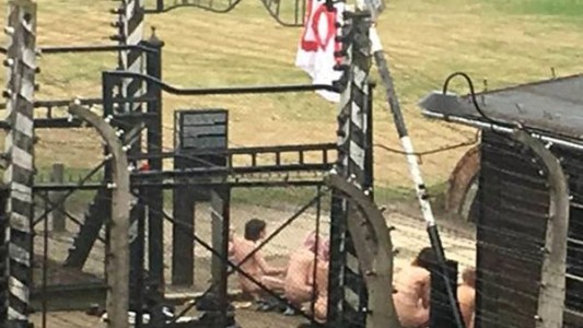 Impacto mundial: un grupo de personas se desnudó y degolló un cordero frente a la entrada de Auschwitz