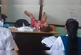 La profesora que mostró en plena aula cómo es un parto