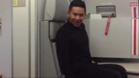 Un auxiliar de vuelo imitó a Britney Spears y causó furor en las redes