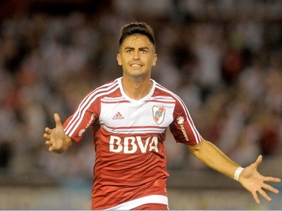 River derrotó a Belgrano y no abandona la pelea