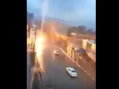 Video: el momento en que un rayo cae sobre un auto en movimiento