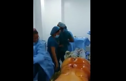 Bronca en redes por un grupo de enfermeras que bailan en pleno quirófano antes de operar