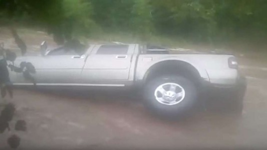 Video: Cuatro maestras tucumanas debieron saltar de una camioneta que fue devorada por la inundación