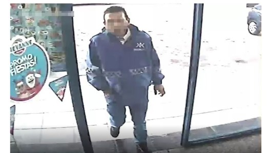 Meses después de salir de la cárcel, lo volvieron a arrestar por robar vestido de policía