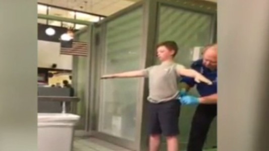 EScándalo en Estados Unidos: un nene quedó "traumatizado" tras un cacheo en un aeropuerto
