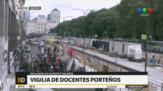Docentes porteños acamparon frente a la sede del Ministerio de Educación