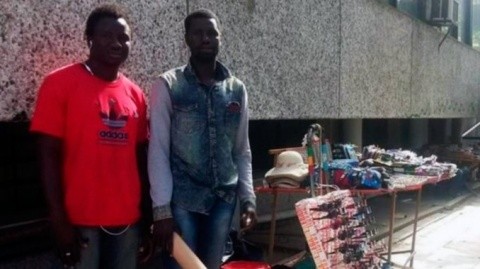 Dos vendedores senegaleses encontraron 20 mil pesos tirados y los devolvieron a su dueña