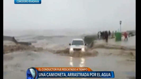Video: el mar arrastró a una camioneta en Comodoro Rivadavia