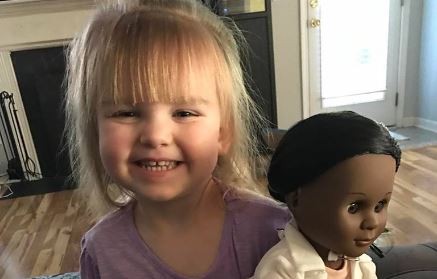 #FotoViral La emoción de una nena rubia que recibe una muñeca negra