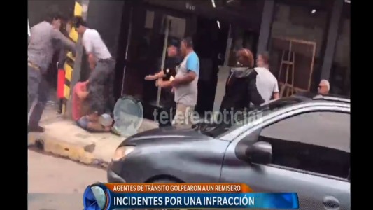 Video: agentes de tránsito y un remisero se tomaron a golpes por una infracción