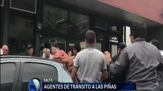 Agentes de tránsito, a las piñas con un remisero y su pasajero