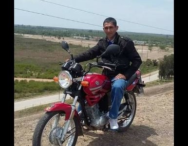 Tucumán: empleado del cementerio vende su moto por mercadería para los inundados