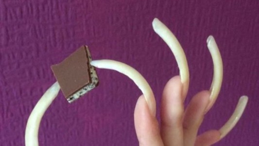 La increíble historia de la chica que hace tres años que no se corta las uñas