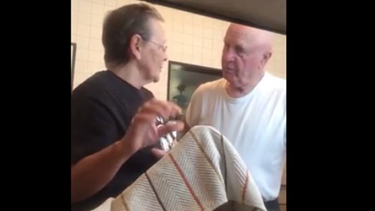 El falso "truco de magia" de una abuela a su marido que se viralizó en las redes