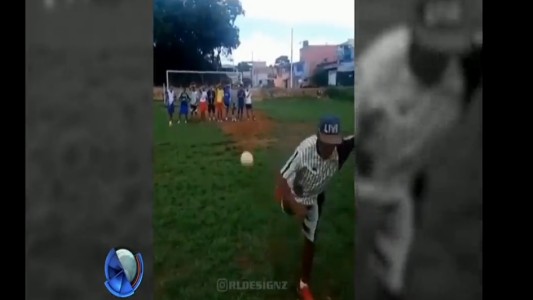 El golazo del viernes: de taco en un tiro libre