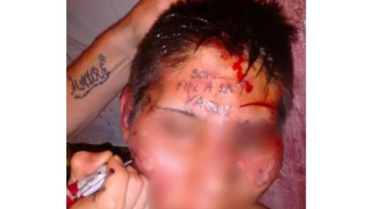 Horror en Mendoza: le tatuaron la frente a un preso