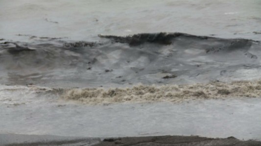 Una mancha brillante en el mar preocupa a los habitantes de Comodoro Rivadavia