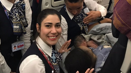 Una mujer da a luz en pleno vuelo con la ayuda de los miembros de la tripulación