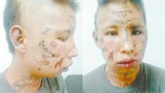 Lo confundieron con otro preso y le tatuaron toda la cara