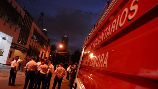 Los bomberos iban a apagar un incendio, le tiraron piedrazos y les robaron dos autobombas