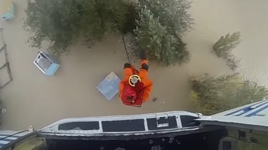 Comodoro Rivadavia: rescatan a dos personas aisladas en una estancia por las inundaciones