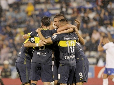 Boca pasó por Liniers, se trajo un triunfo y sigue firme en la punta