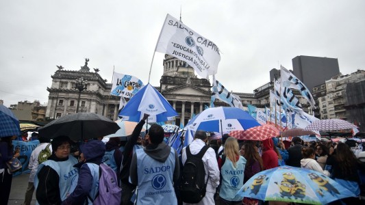 Docentes realizaron "abrazo simbólico" frente al Congreso y advirtieron que el Gobierno "tiene miedo al debate"