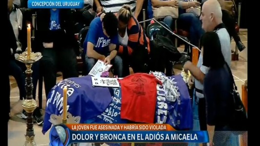 Centenares de personas despedían a Micaela García en Concepción del Uruguay