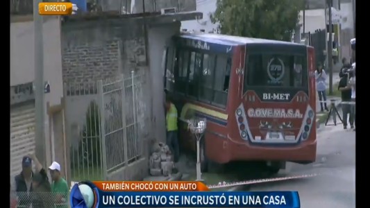Colectivo chocó con un auto y se incrustó en una casa