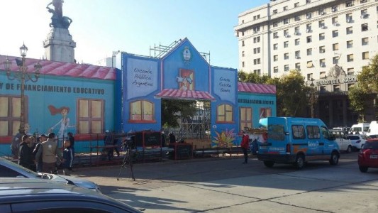 Los docentes instalan la "carpa itinerante" frente al Congreso