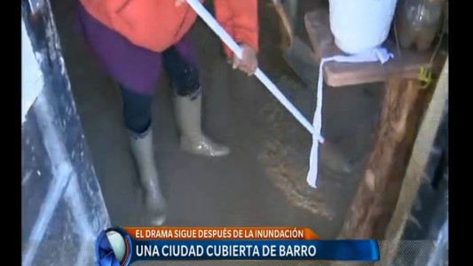 El dolor de perderlo todo: la vuelta de una mujer a su casa arrasada por el temporal en Comodoro Rivadavia