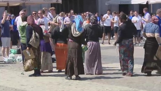 Hooligans humillan a mendigas en la Plaza Mayor de Madrid