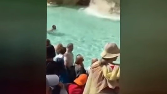 #EsViral Un hombre se tiró a nadar, desnudo, en la Fontana di Trevi