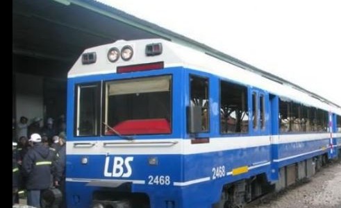 Un tren embistió a un auto en Laferrere: dos heridos