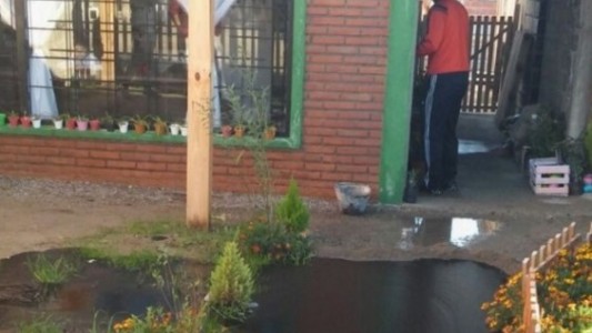 Comodoro Rivadavia: se rompió un caño en una casa y salió petróleo