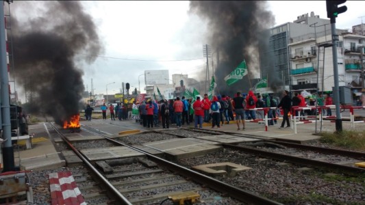 Corte de vías de trabajadores tercerizados en el ferrocarril Sarmiento
