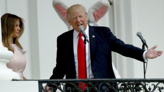 Melania y su gesto hacia Trump que está causando furor en las redes sociales