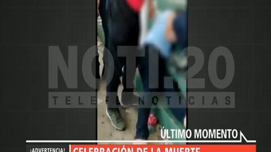 Así "festejaban" los hinchas la agonía del joven arrojado desde la tribuna en Córdoba