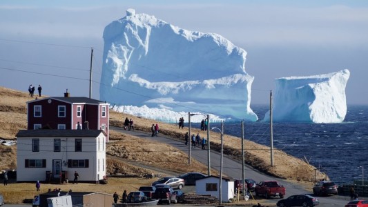 El show natural en el "callejón de los icebergs" en Canadá