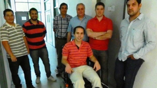 Estudiantes crearon una silla de ruedas inteligente “escucha y ve” el entorno por donde se mueve