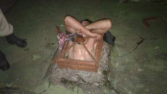 Ladrón quedó atascado en el ventiluz del baño de un restaurante en Corrientes