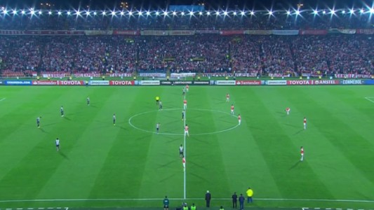 Insólito: hicieron un minuto de silencio por un jugador que estaba en la cancha